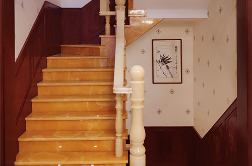 吴兴中式别墅室内汉白玉石楼梯的定制安装装饰效果